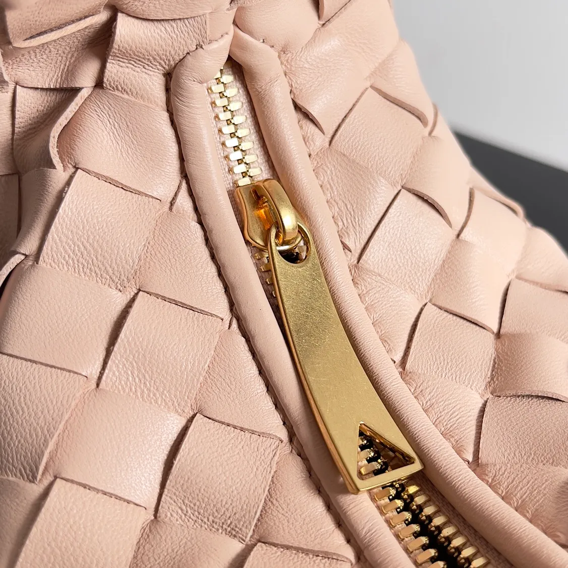 Batch 1120 Bottega veneta͙.——The latest braided and knotted hobo🔥 The top-grade lambskin leather is very soft, the bag shape is unique, practical and durable. It retains the traditional weaving elements while being a bit more flamboyant ~ Made of hand-woven sheepskin, zipper opening and closing, curved seamless structure, effortless to match. Highly recommended⚠️⚠️⚠️ The highest-end in the market🌈 Welcome to compare [Factory equipped with full package] size: 23x15x5cm.   Model: 651876
